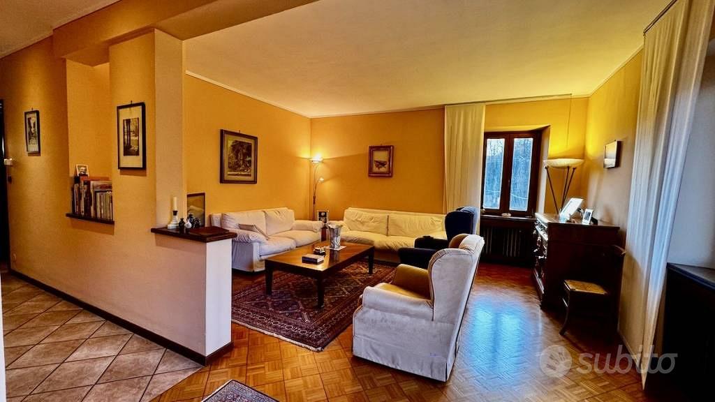 Villa di 270 m² con più di 5 locali e box auto a P - Altro