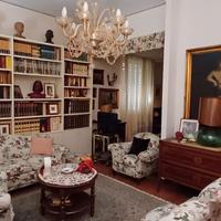 Divano 3 posti e 4 poltrone con tavolino