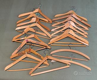 Lotto 20 grucce stampelle vintage in legno