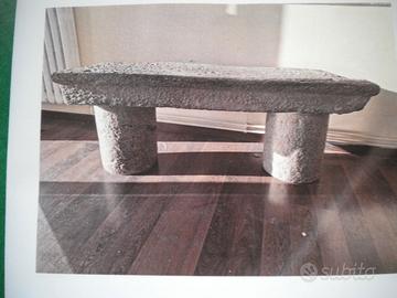 seduta e tavolo in pietra antica
