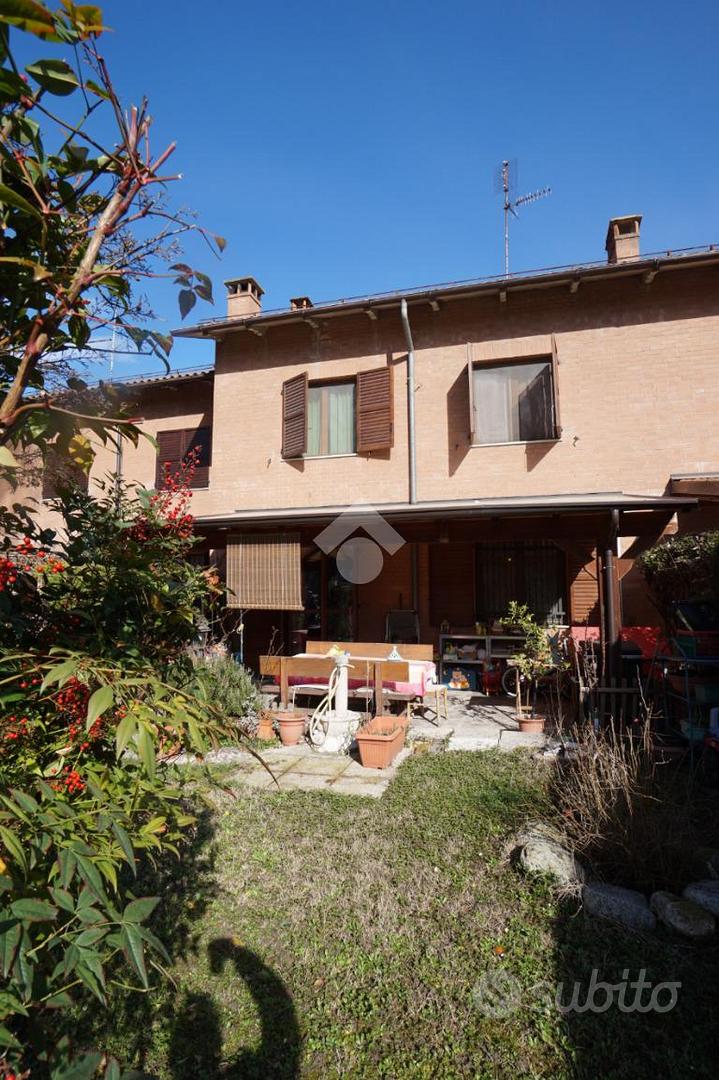 VILLA A SCHIERA A MODENA