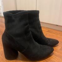 Stivaletti colore nero numero 38, in camoscio.