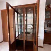 Vetrina in legno massello con luci