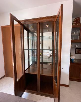Vetrina in legno massello con luci