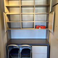 libreria  con due sedie e  tavolo