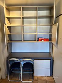 libreria  con due sedie e  tavolo