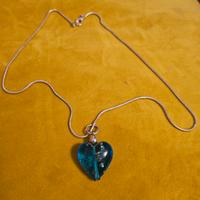 Collana con ciondolo blu