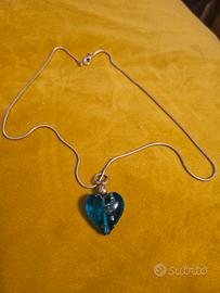 Collana con ciondolo blu