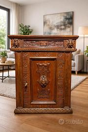 Antico stipo o credenzina  in stile Rinascimentale