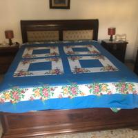 Camera da letto con  comodini e mobile con cassett