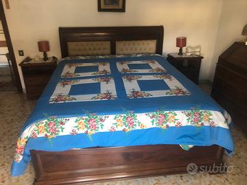 Camera da letto con  comodini e mobile con cassett