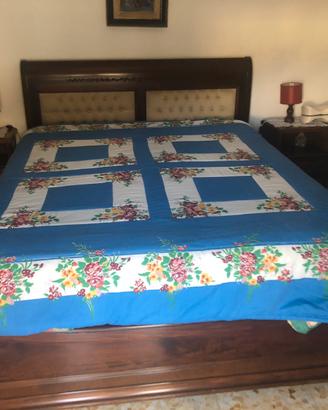 Camera da letto con  comodini e mobile con cassett