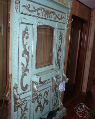 Ingresso in legno verniciato