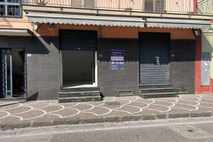 locale fronte strada