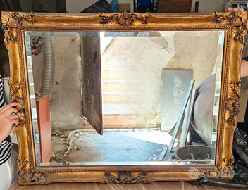 Specchio con cornice color oro