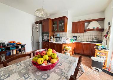 CINQUE LOCALI CON AMPIO TERRAZZO