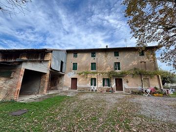 CASOLARE FRIULANO CON AMPIO TERRENO