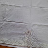 Due paia di lenzuola per lettino