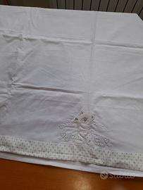 Due paia di lenzuola per lettino