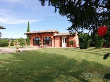 Rustico / Casale di 300 m² con più di 5 locali a M