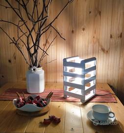 Lampada da tavolo in legno di pino