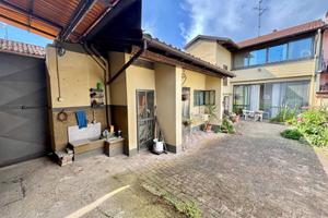 VERCELLI VIC.:SOLUZIONE INDIPENDENTE SU DUE LATI C