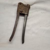 Attrezzo per schiacciare piombini sui pacchi