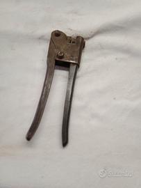 Attrezzo per schiacciare piombini sui pacchi