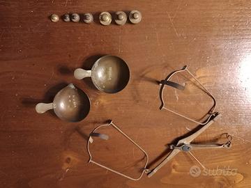 Piccola bilancia in ottone con pesi