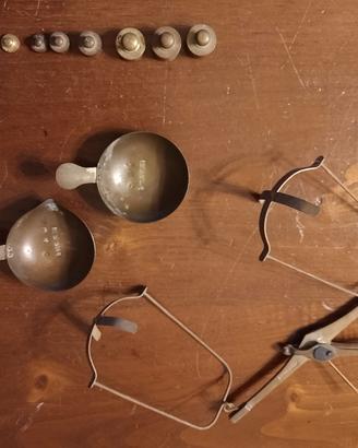 Piccola bilancia in ottone con pesi