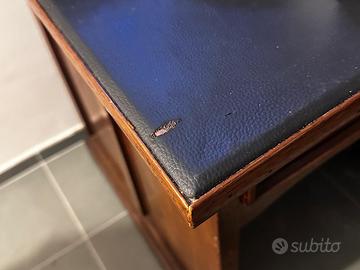Scrivania antica in legno con piano in similpelle