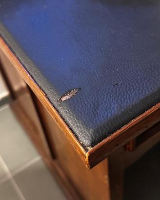 Scrivania antica in legno con piano in similpelle