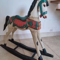 Cavallo a dondolo in legno scolpito