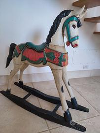Cavallo a dondolo in legno scolpito