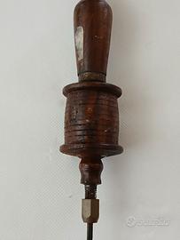 trapano manuale antico 