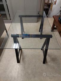 Scrivania con piano in vetro