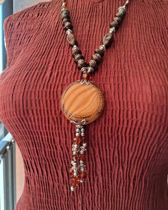 collana con ciondolo  ocra 