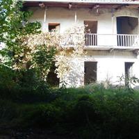 Soluzione indipendente da ristrutturare con giardi