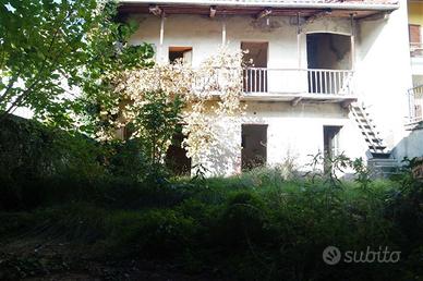 Soluzione indipendente da ristrutturare con giardi