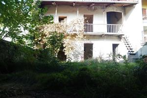 Soluzione indipendente da ristrutturare con giardi