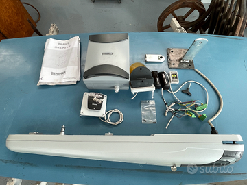 Sistema di automazione per cancelli a battente