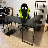 Scrivania angolare moderna con scaffali integrati