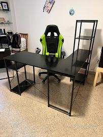 Scrivania angolare moderna con scaffali integrati