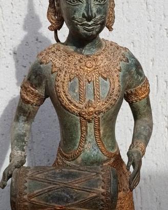 Statua antica di musicista Thai Teppanom in bronzo