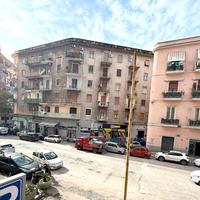 Ad. piazza garibaldi-4 vani+3acc. ideale investim