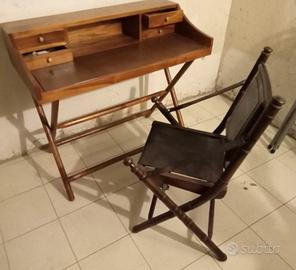 Scrittoio in legno con sedia