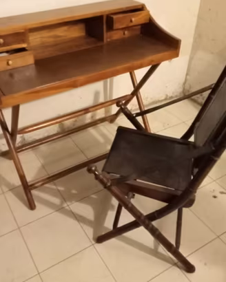 Scrittoio in legno con sedia