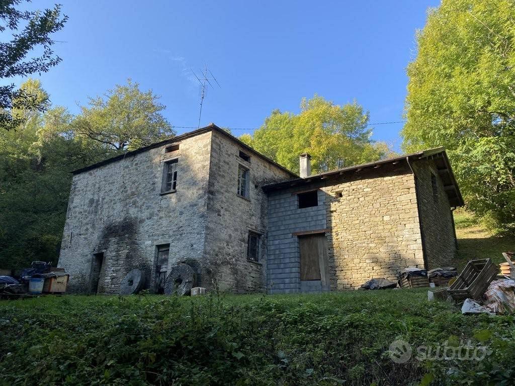 Rustico / Casale di 250 m² con più di 5 locali a V - Vista 2