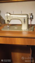 macchina da cucire a pedale Necchi.