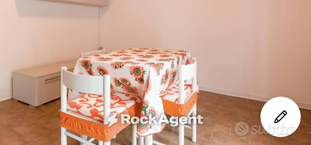 Rustico / Casale di 140 m² con più di 5 locali a U - Vista 4